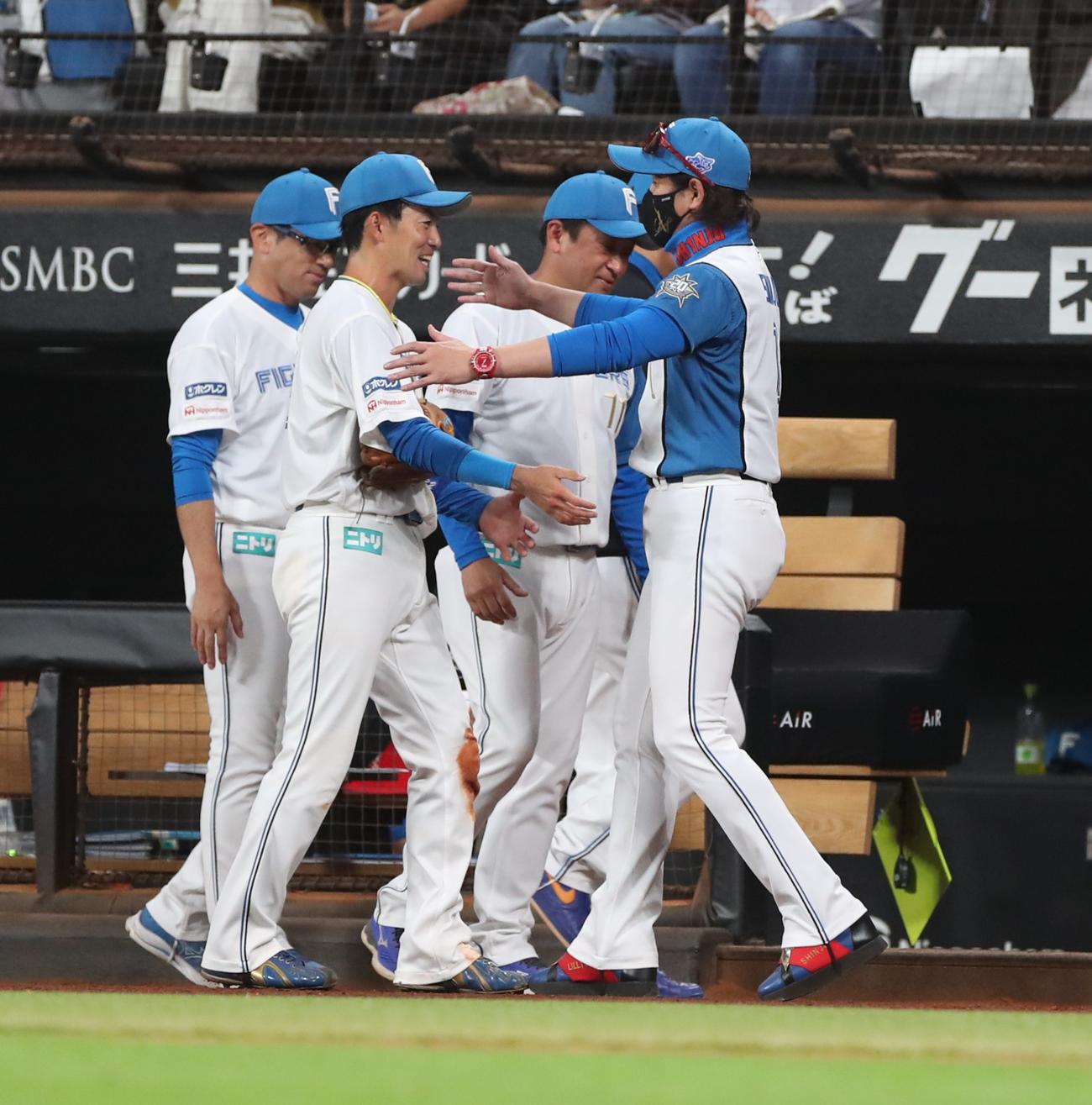 日本ハム対ロッテ　5回表、途中交代の谷内は新庄監督に出迎えられる（撮影・黒川智章）