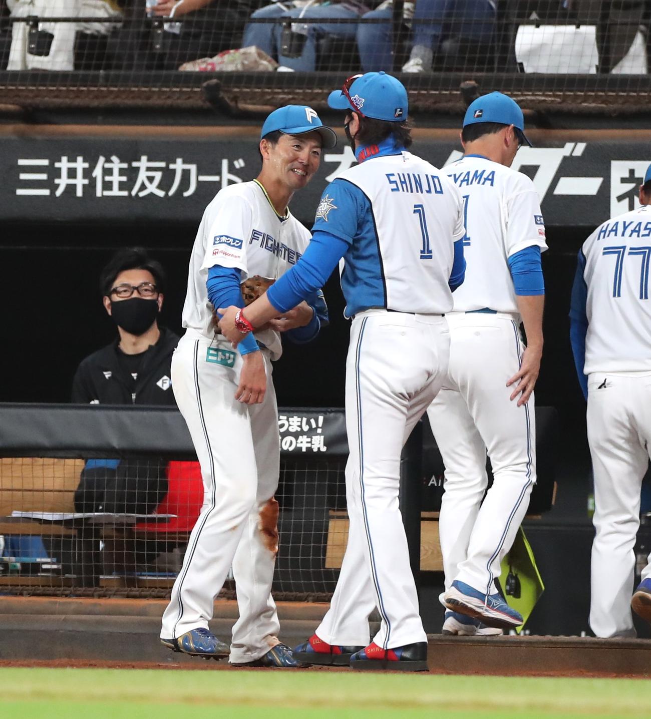 日本ハム対ロッテ　5回表、途中交代の谷内は新庄監督に出迎えられる（撮影・黒川智章）