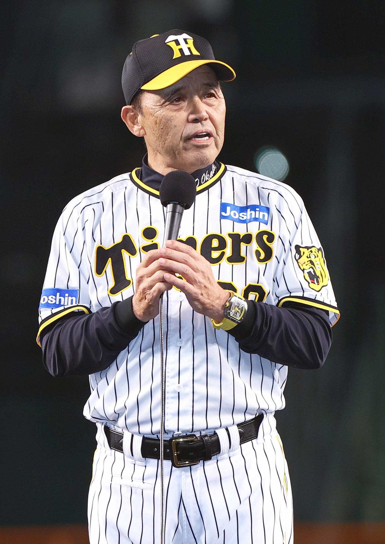 甲子園球場でのリーグ最終戦を終え、あいさつする阪神岡田監督（撮影・上山淳一）