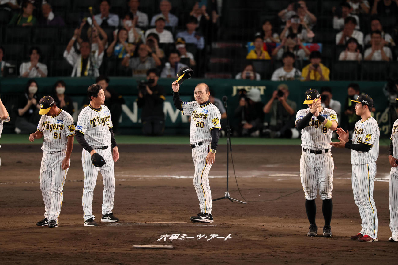 阪神対中日　今季甲子園球場最終戦を終えファンにあいさつし手を振る岡田監督（撮影・加藤哉）