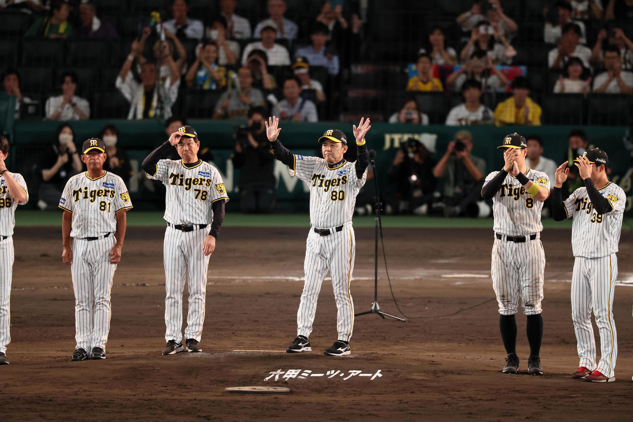 阪神対中日　今季甲子園球場最終戦を終えファンにあいさつし手を振る岡田監督（撮影・加藤哉）