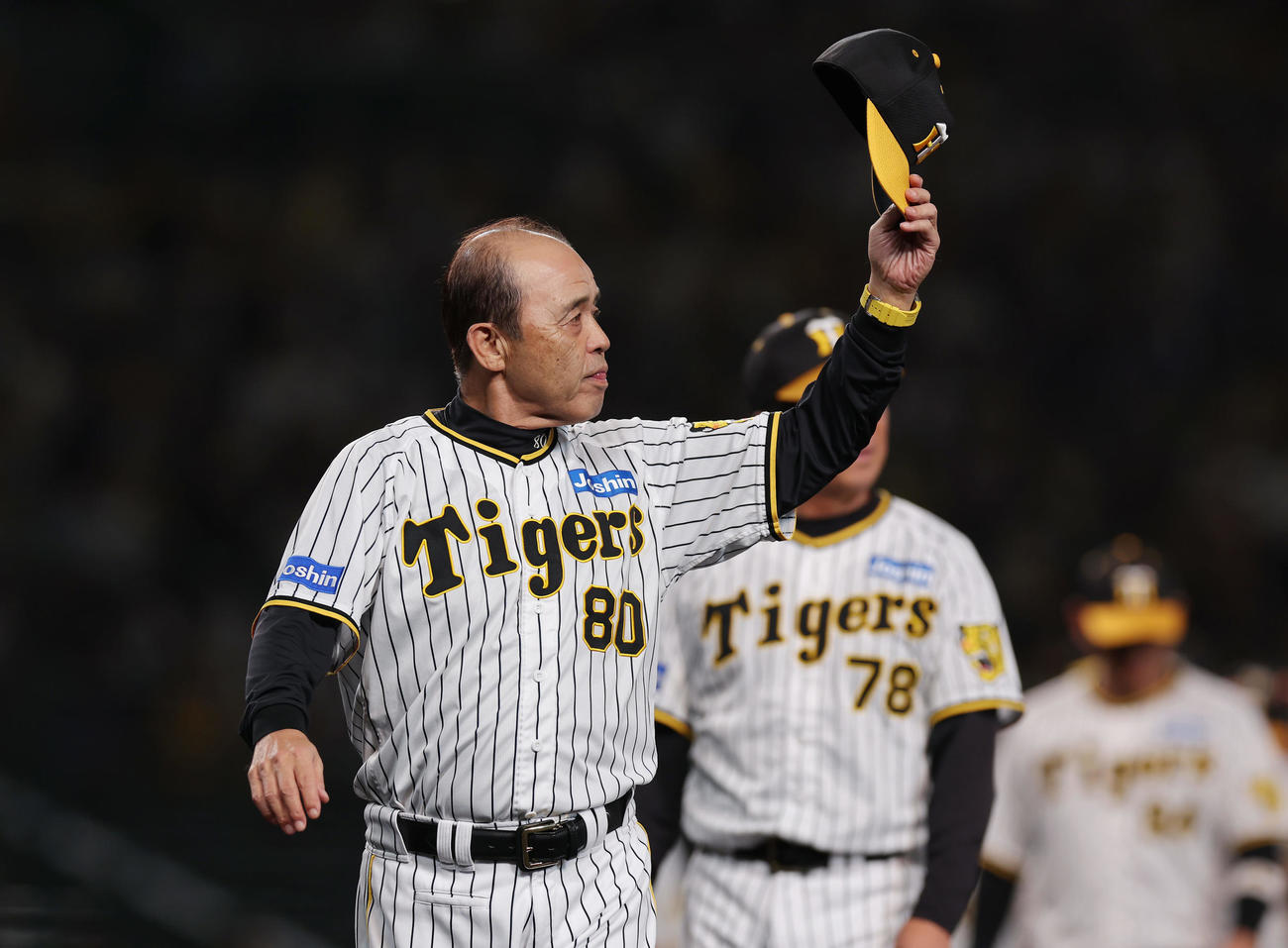 阪神対中日　スタンドのファンにあいさつし、声援に応えながら引き揚げる阪神岡田監督（撮影・前田充）