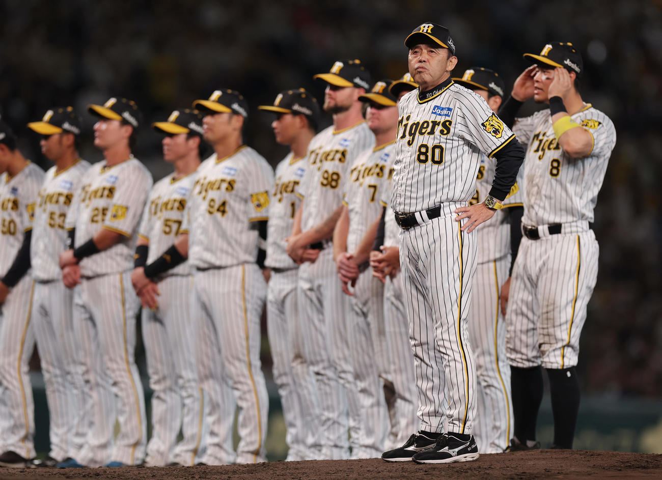 阪神対中日　甲子園球場での今季最終戦を終え、グラウンドに整列する岡田監督（手前）ら阪神の選手たち（撮影・前田充）