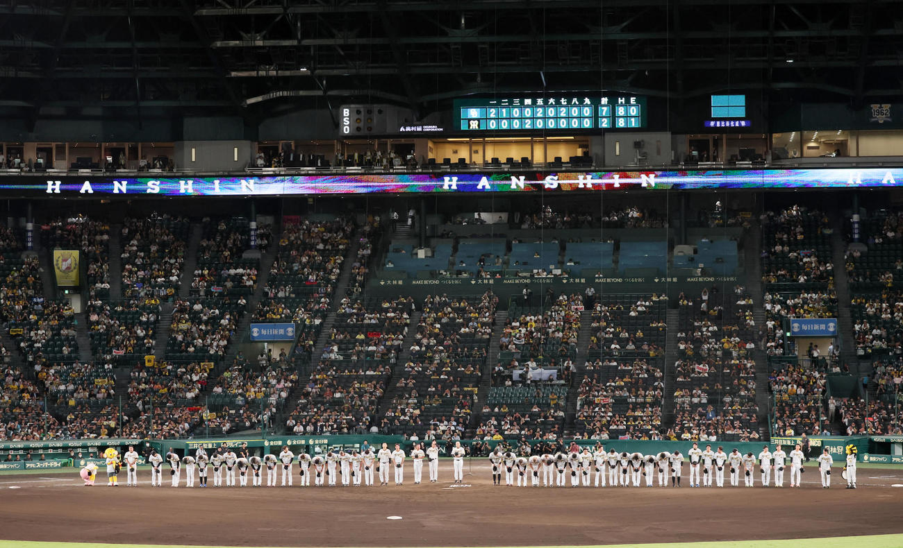 阪神対中日　今季、甲子園球場最終戦を終えファンにあいさつする阪神ナイン（撮影・加藤哉）