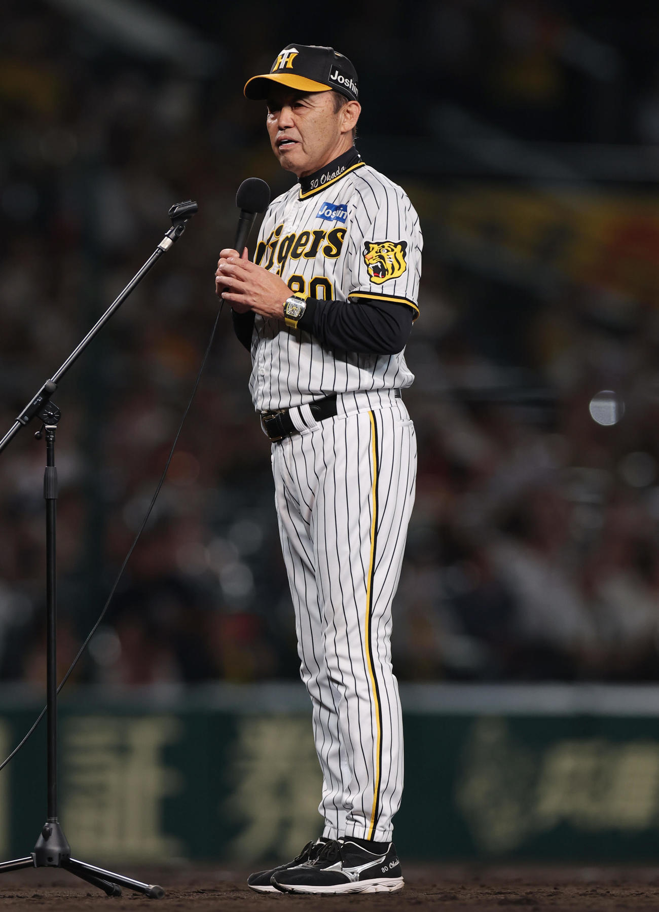 阪神対中日　甲子園球場での今季最終戦を終え、スタンドのファンにあいさつする阪神岡田監督（撮影・前田充）