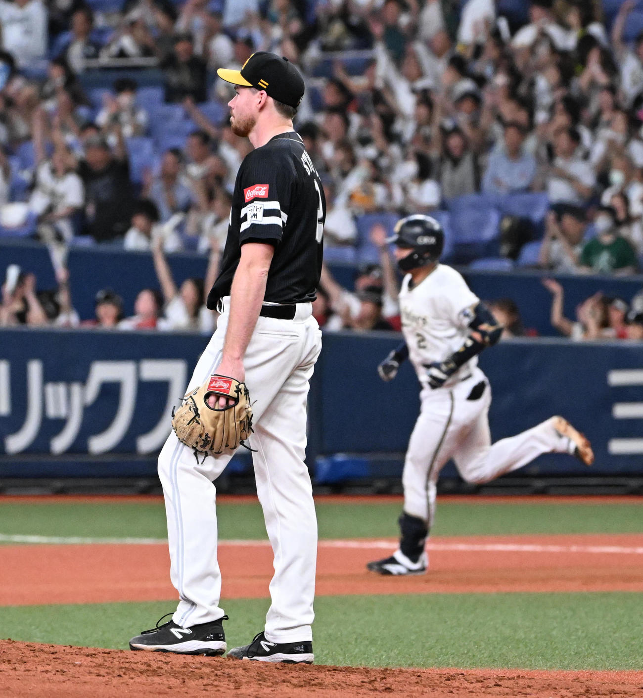 オリックス対ソフトバンク　2回裏オリックス無死、若月（右）に本塁打を浴びたスチュワート（撮影・石井愛子）