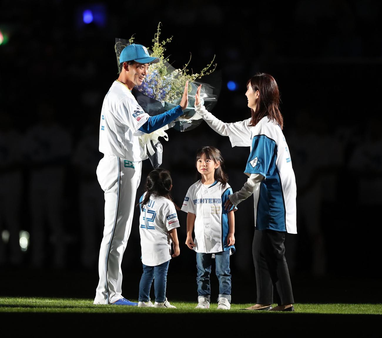 引退セレモニーで家族から花束を贈られる日本ハム谷内（撮影・黒川智章）