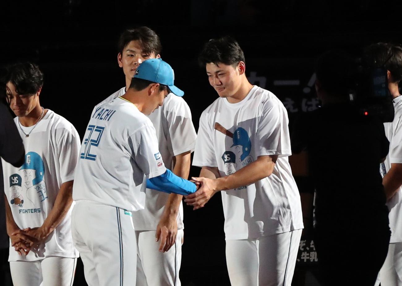 引退セレモニーで清宮と握手する日本ハム谷内（撮影・黒川智章）