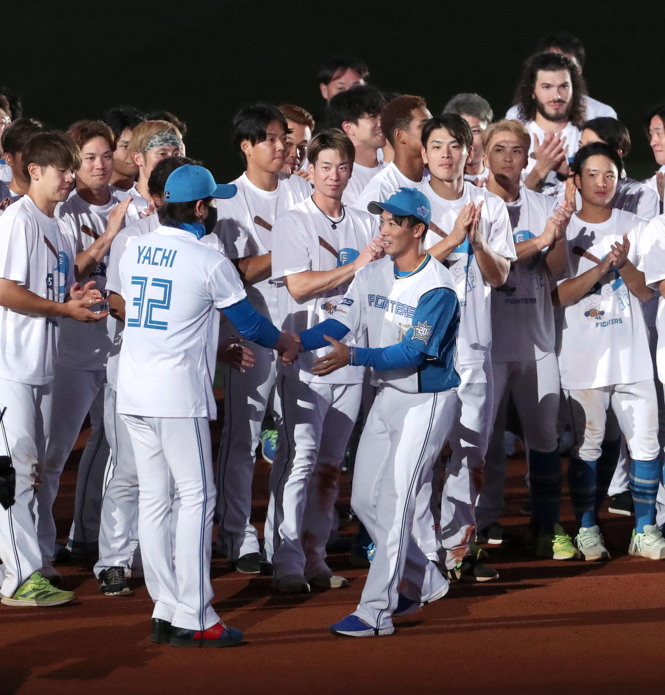 日本ハム対ロッテ　引退セレモニーで握手をする日本ハム新庄監督（左）と谷内（撮影・佐藤翔太）