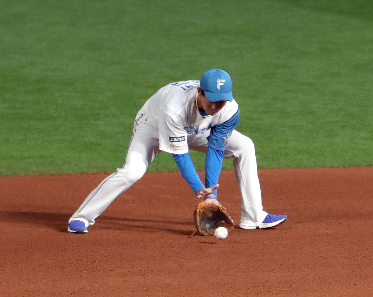 日本ハム対ロッテ　宮本氏からラストノックを受ける日本ハム谷内（撮影・佐藤翔太）