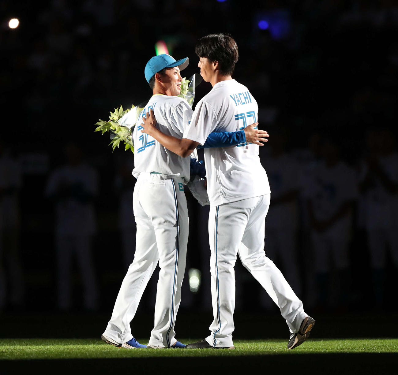 引退セレモニーで杉浦（右）とハグする日本ハム谷内（撮影・黒川智章）