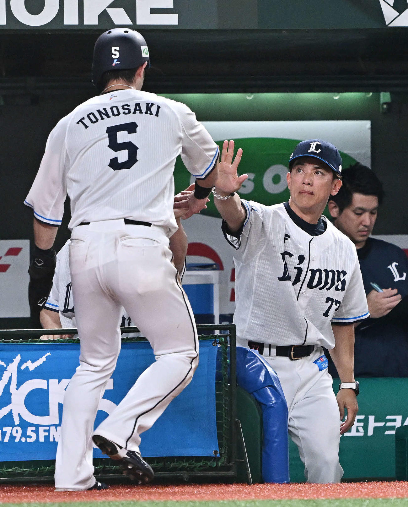 西武対楽天　5回裏西武無死一、三塁、マキノンの適時打で生還した三塁走者外崎（手前）を迎える松井監督（撮影・滝沢徹郎）