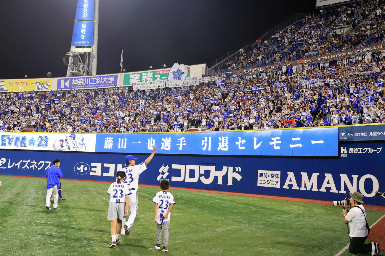 DeNA対ヤクルト　引退セレモニーで子どもたちと手を振り場内1周するDeNA藤田（撮影・浅見桂子）