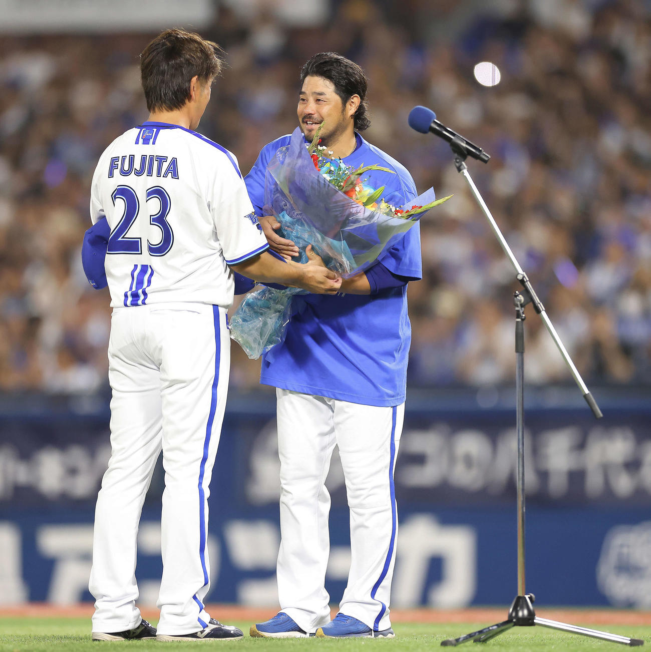 DeNA対ヤクルト　引退セレモニーで藤田（左）に花束を渡すDeNA宮崎（撮影・河田真司）