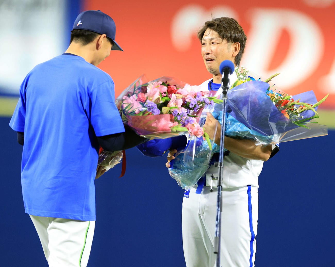 DeNA対ヤクルト　引退セレモニーでヤクルト嶋（左）から花束を受け取るDeNA藤田（撮影・浅見桂子）