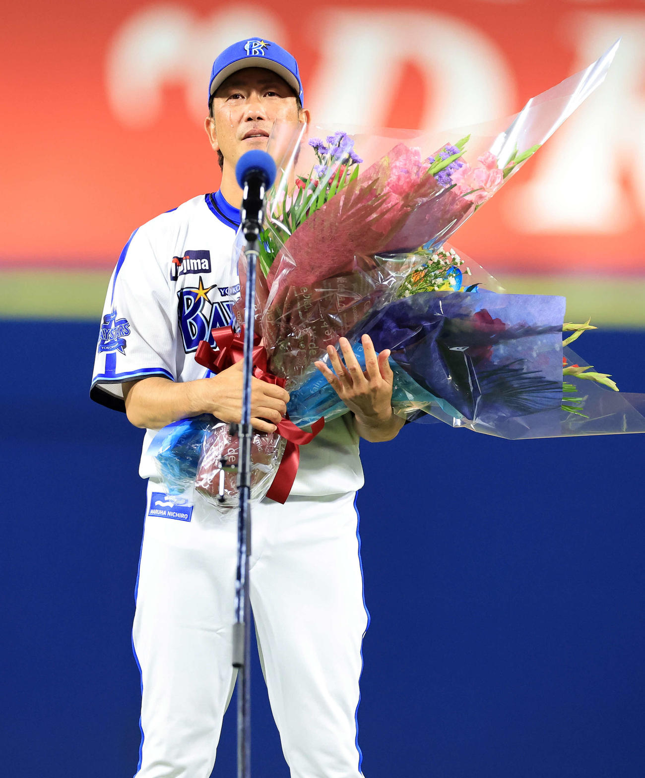 DeNA対ヤクルト　引退セレモニーで花束を受け取る涙を流すDeNA藤田（撮影・浅見桂子）