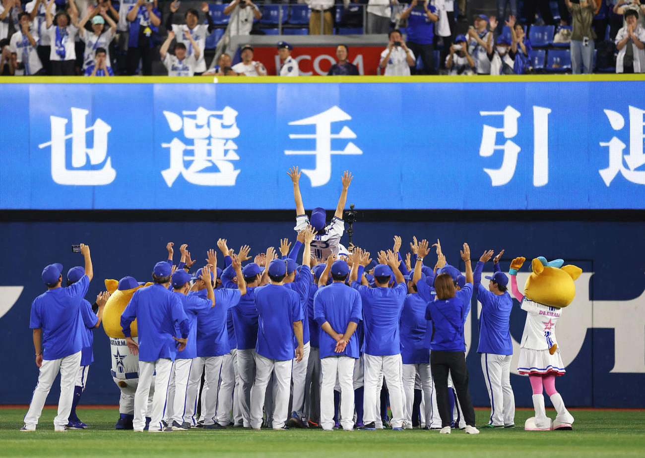 DeNA対ヤクルト　引退セレモニーの最後に観客席前で胴上げの祝福を受ける藤田（撮影・河田真司）