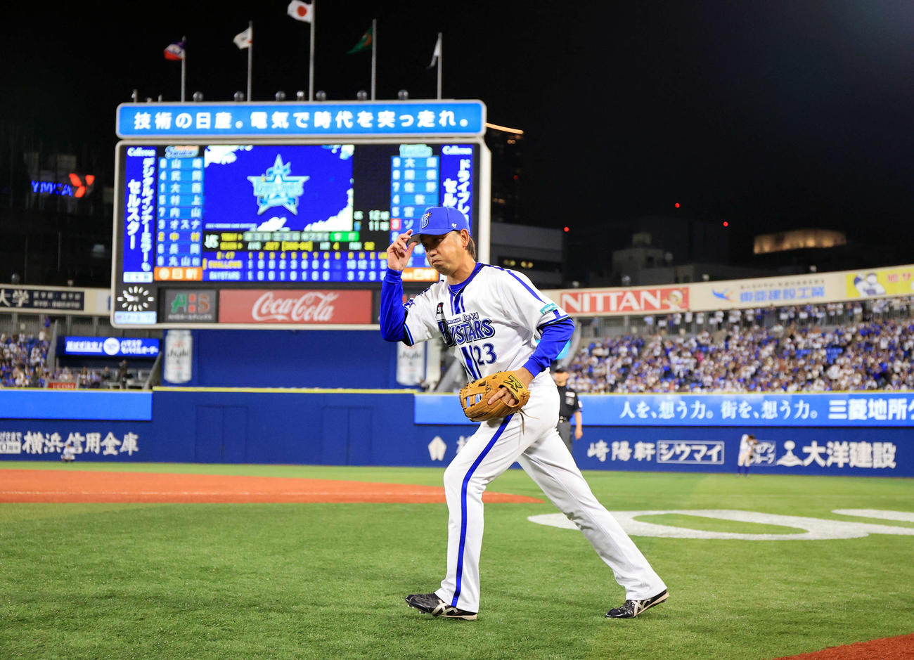 DeNA対ヤクルト　9回表ヤクルト1死一、三塁の場面で守備に向かう藤田（撮影・浅見桂子）