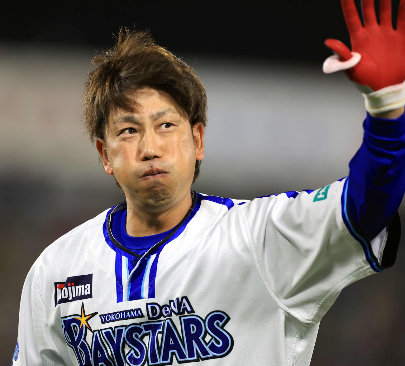 DeNA対ヤクルト　9回裏DeNA1死一塁、藤田は右飛に倒れ、声援の中、涙をこらえて手を振る（撮影・浅見桂子）