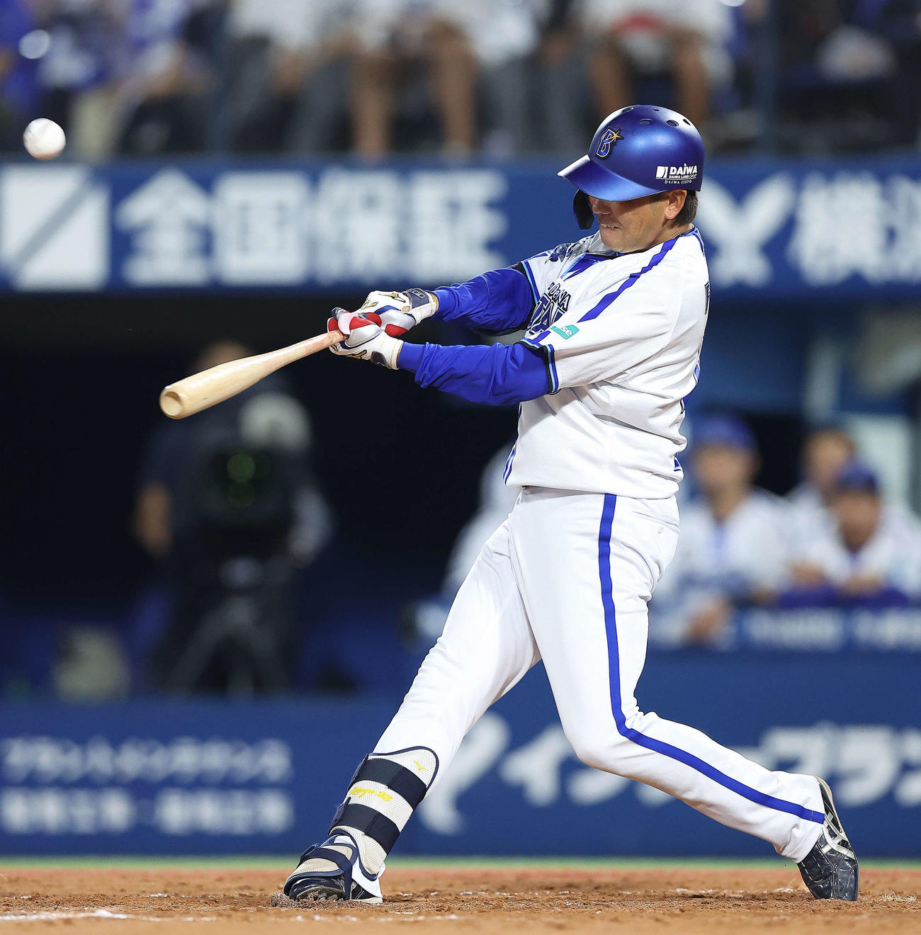 DeNA対ヤクルト　9回裏DeNA1死一塁、右飛を放つ藤田（撮影・河田真司）