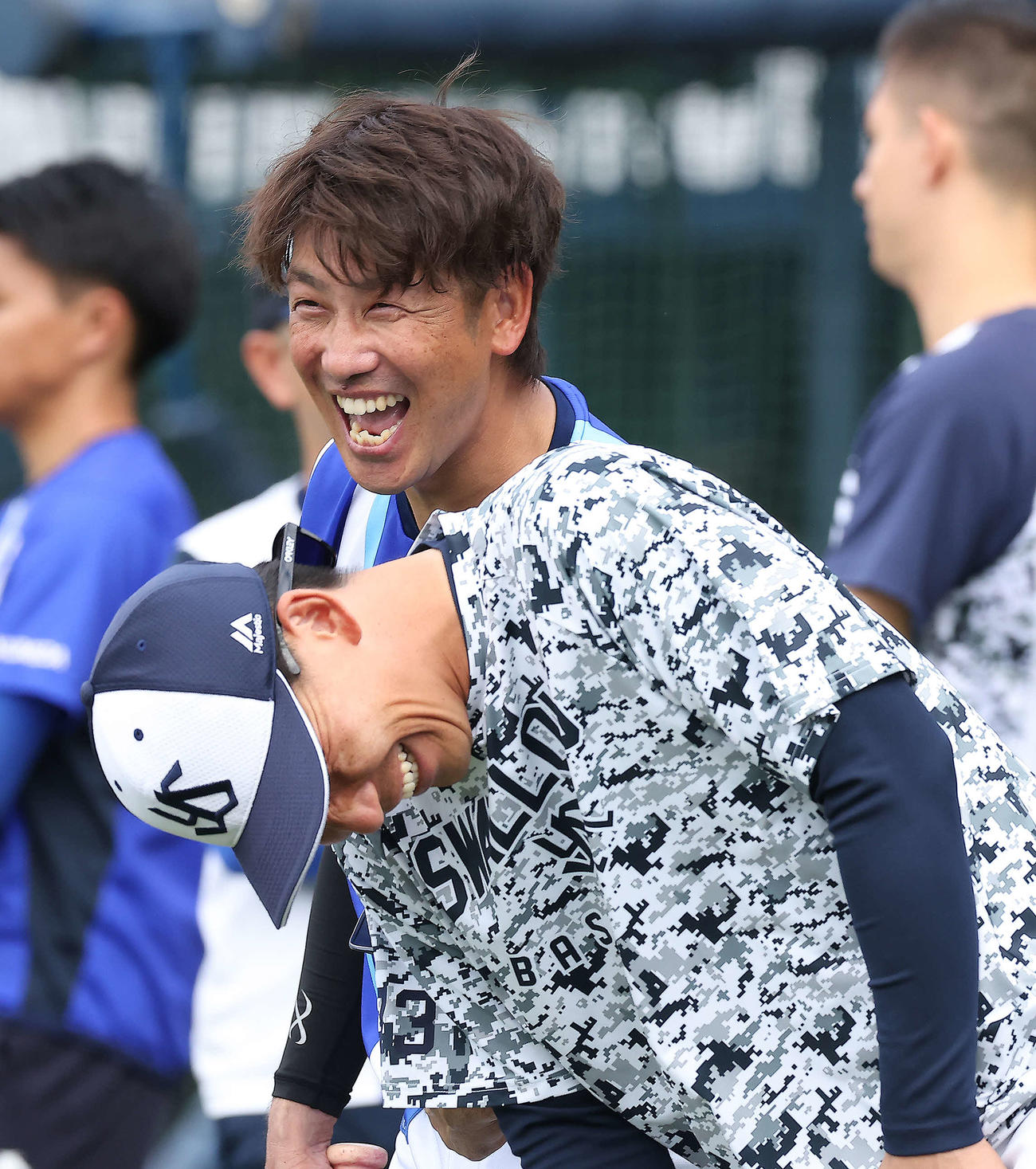 DeNA対ヤクルト　試合前、笑顔で言葉を交わすDeNA藤田（左）とヤクルト嶋バッテリーコーチ兼作戦補佐（撮影・河田真司）