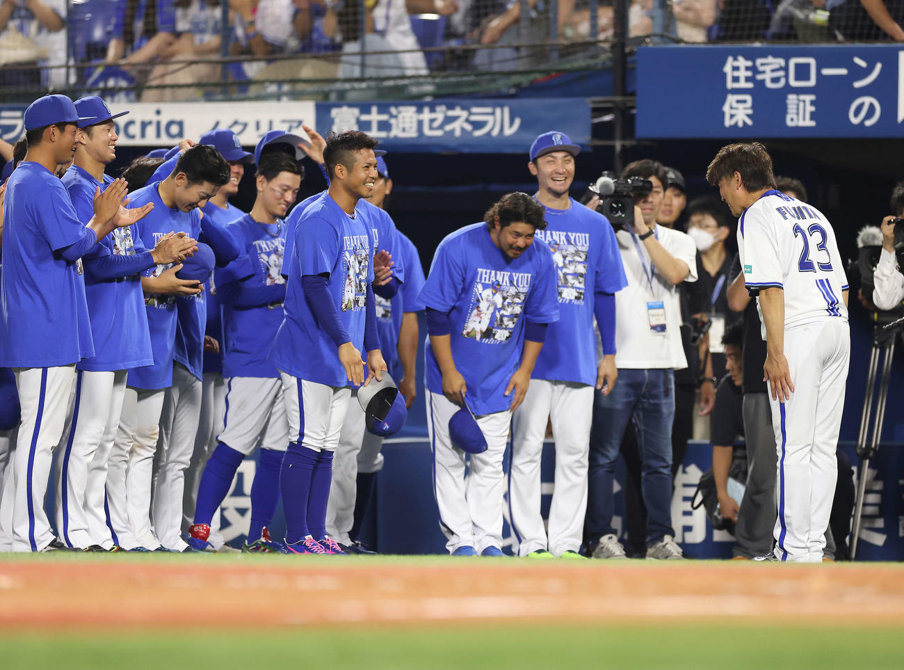 DeNA対ヤクルト　引退セレモニーを終え、チームメートにあいさつする藤田一也（右）（撮影・河田真司）