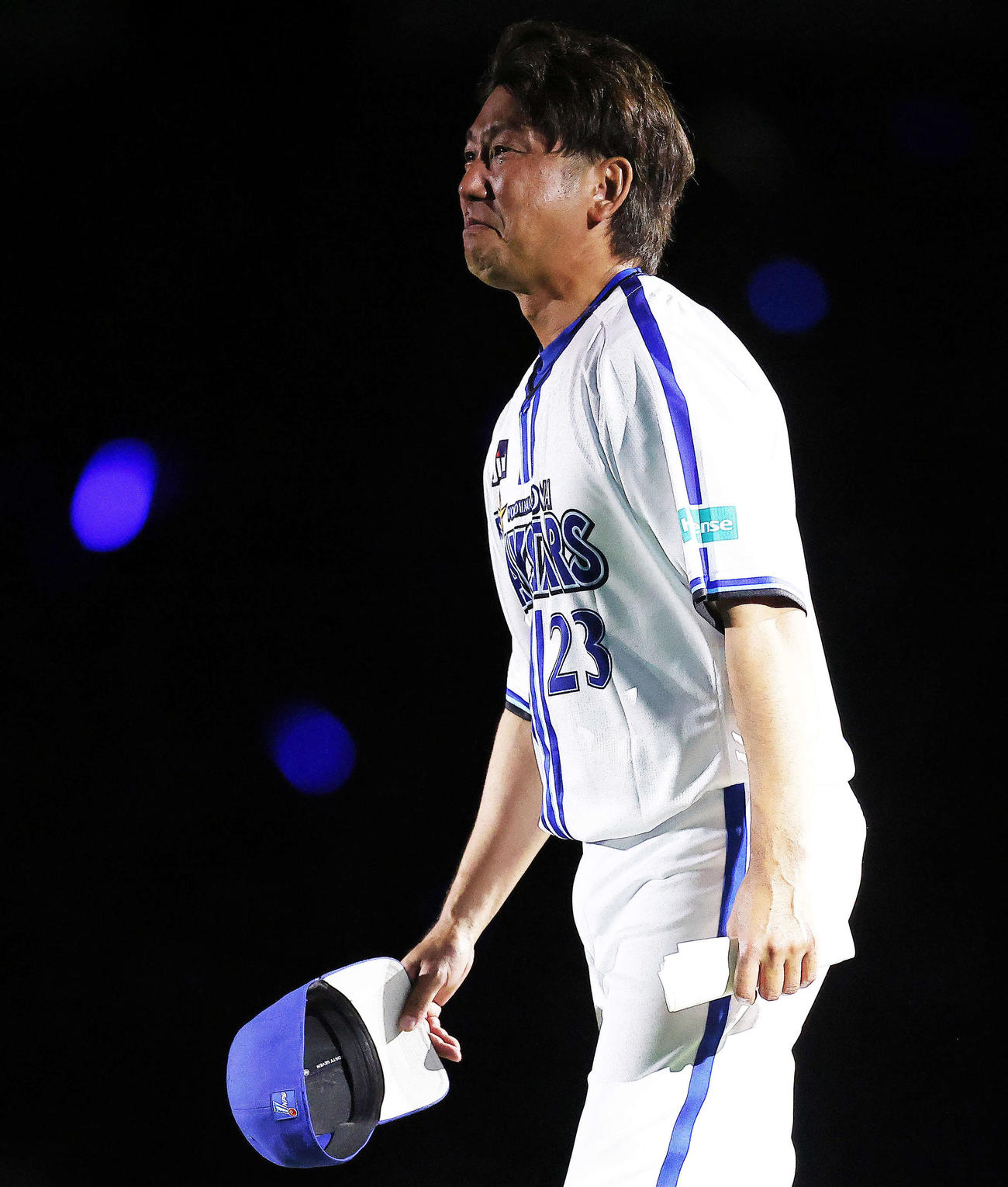 DeNA対ヤクルト　引退セレモニーであいさつを終え、観客席の声援に応えるDeNA藤田（撮影・河田真司）
