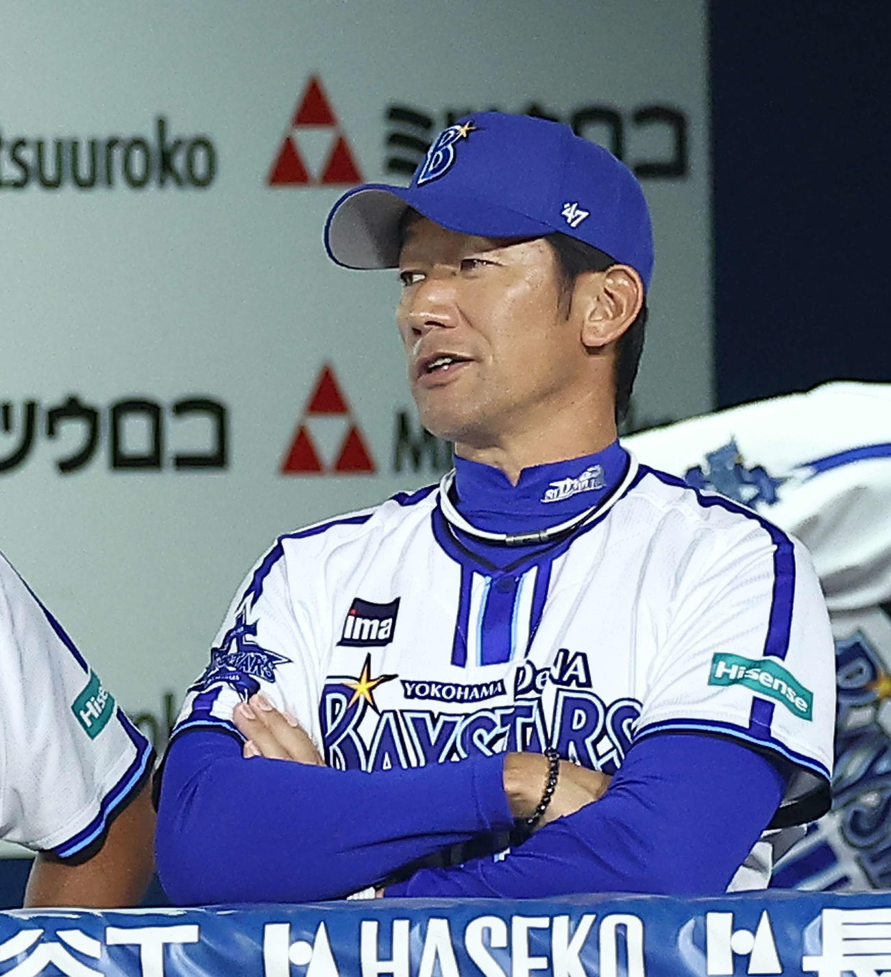 DeNA対ヤクルト　3回表、戦況を見守る三浦監督（撮影・河田真司）