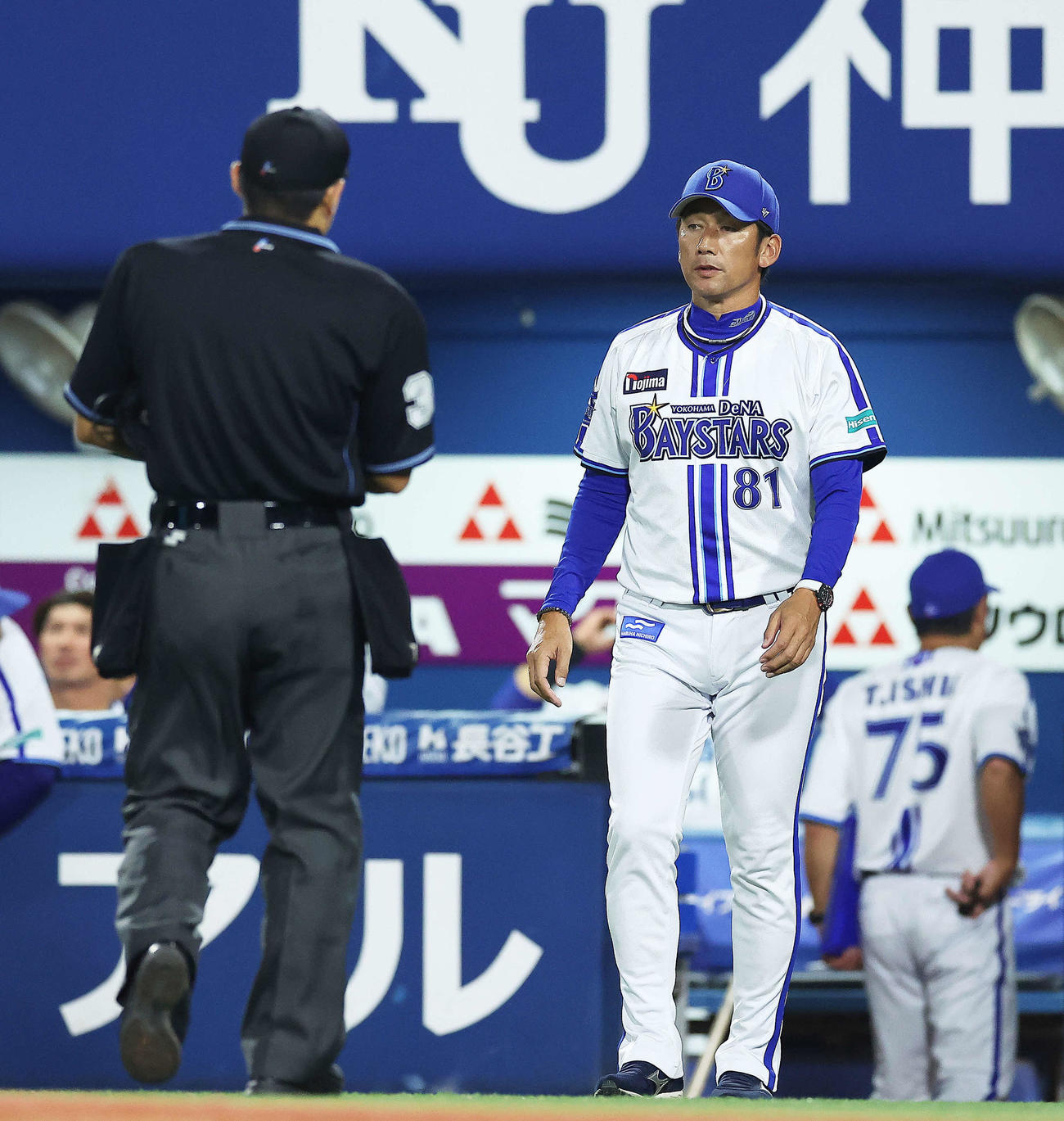 DeNA対ヤクルト　7回裏を終え、選手交代を告げる三浦監督（撮影・河田真司）