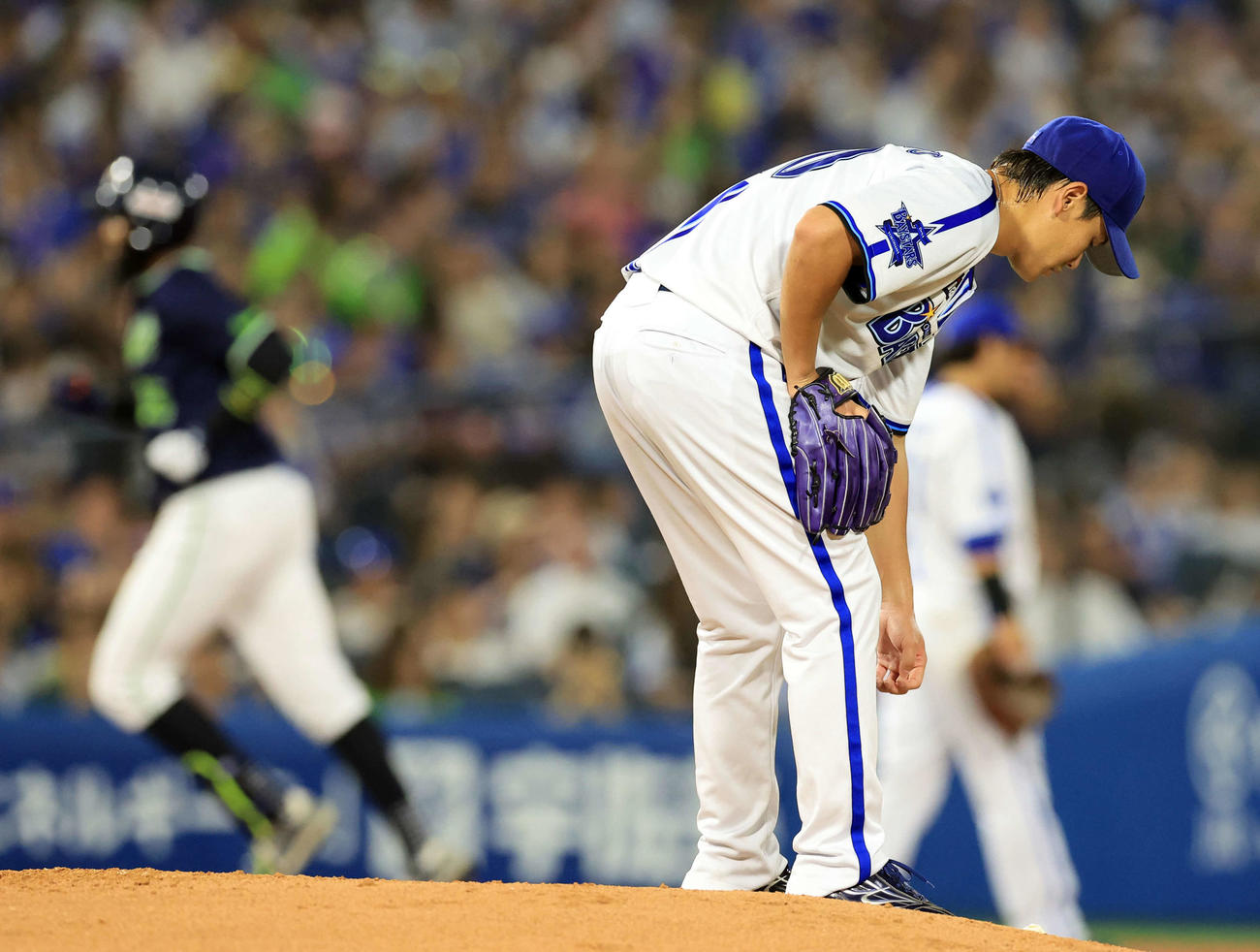 DeNA対ヤクルト　4回表ヤクルト1死三塁、サンタナ（後方）に右越え2点本塁打を許した坂本（撮影・浅見桂子）