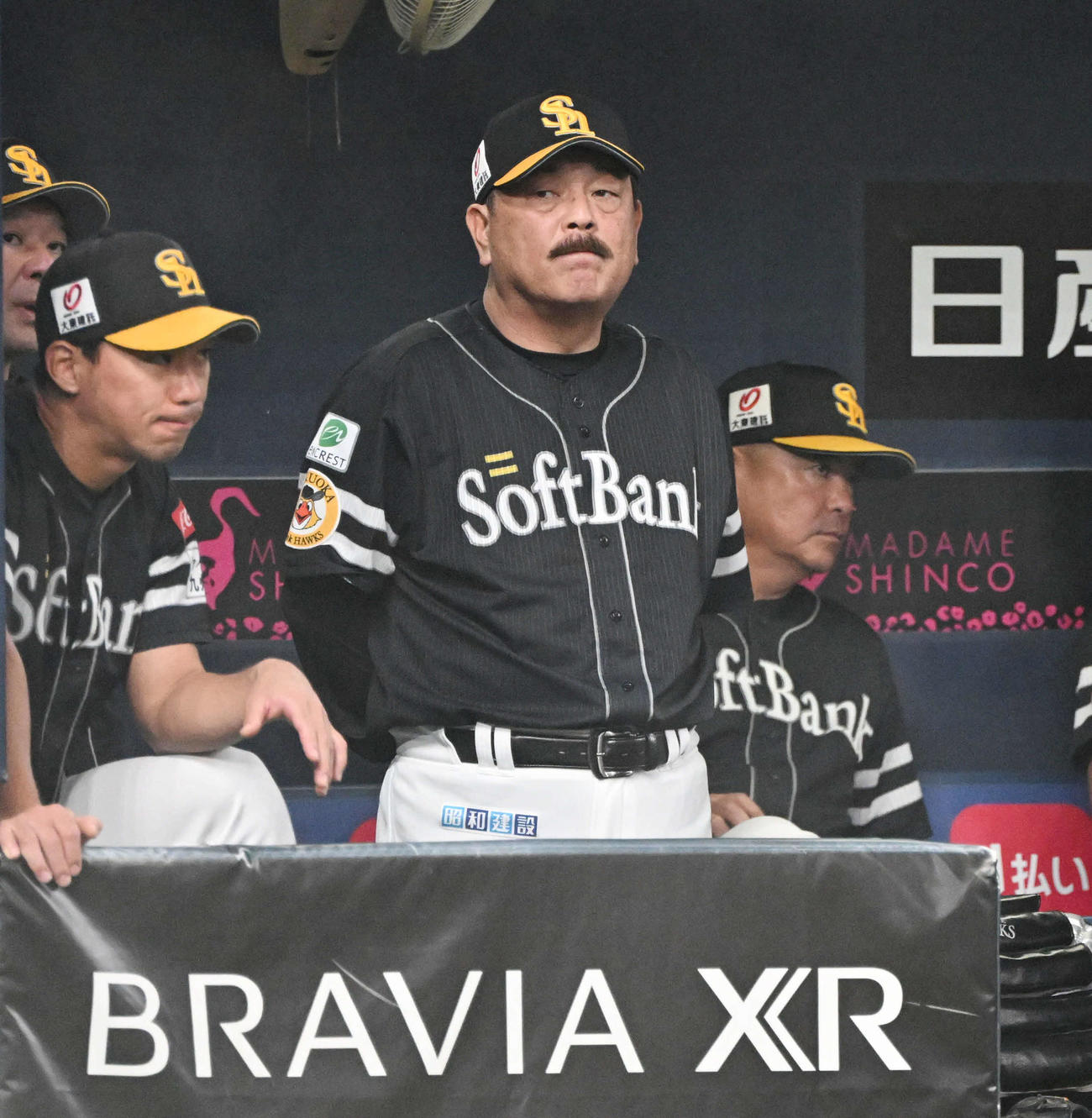 オリックス対ソフトバンク　ベンチで厳しい表情のソフトバンク藤本監督（撮影・和賀正仁）