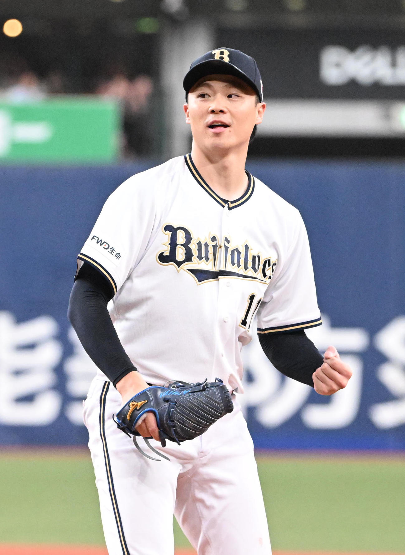 オリックス対ソフトバンク　7回表ソフトバンク無死一塁、近藤を一ゴロ併殺に仕留めガッツポーズする山崎福（撮影・和賀正仁）