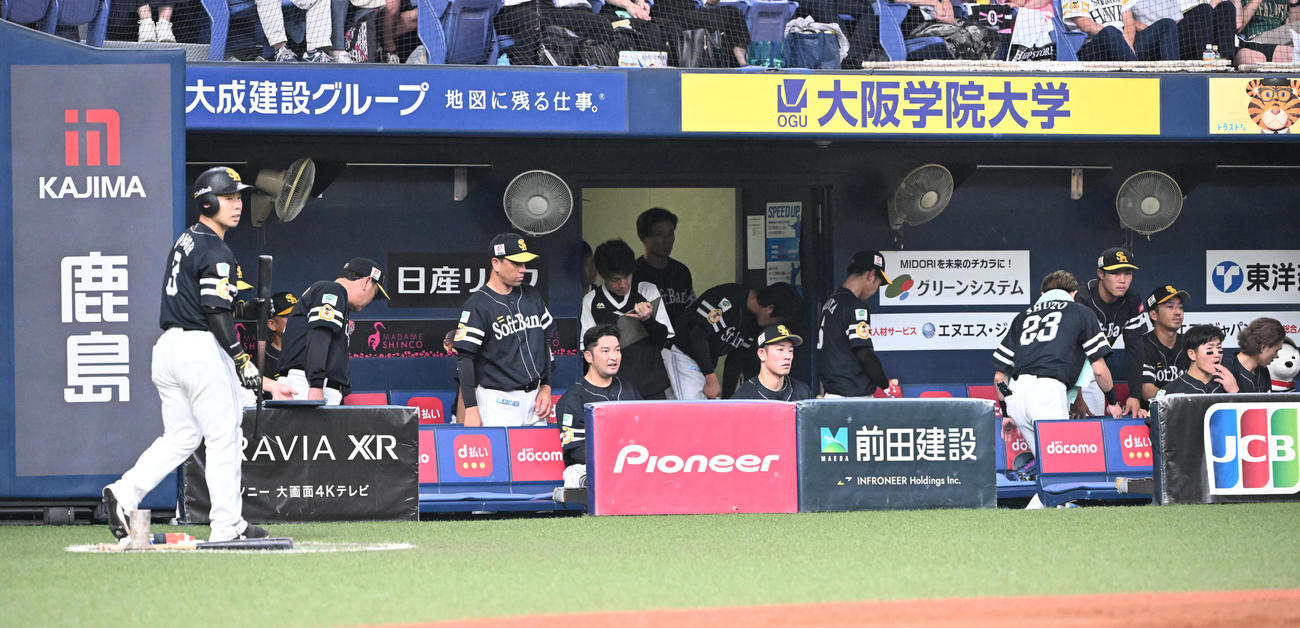 オリックス対ソフトバンク　9回表ソフトバンク2死、柳田が左飛に倒れ試合終了、ベンチを後にする藤本監督（左から2人目）とソフトバンクナイン（撮影・和賀正仁）