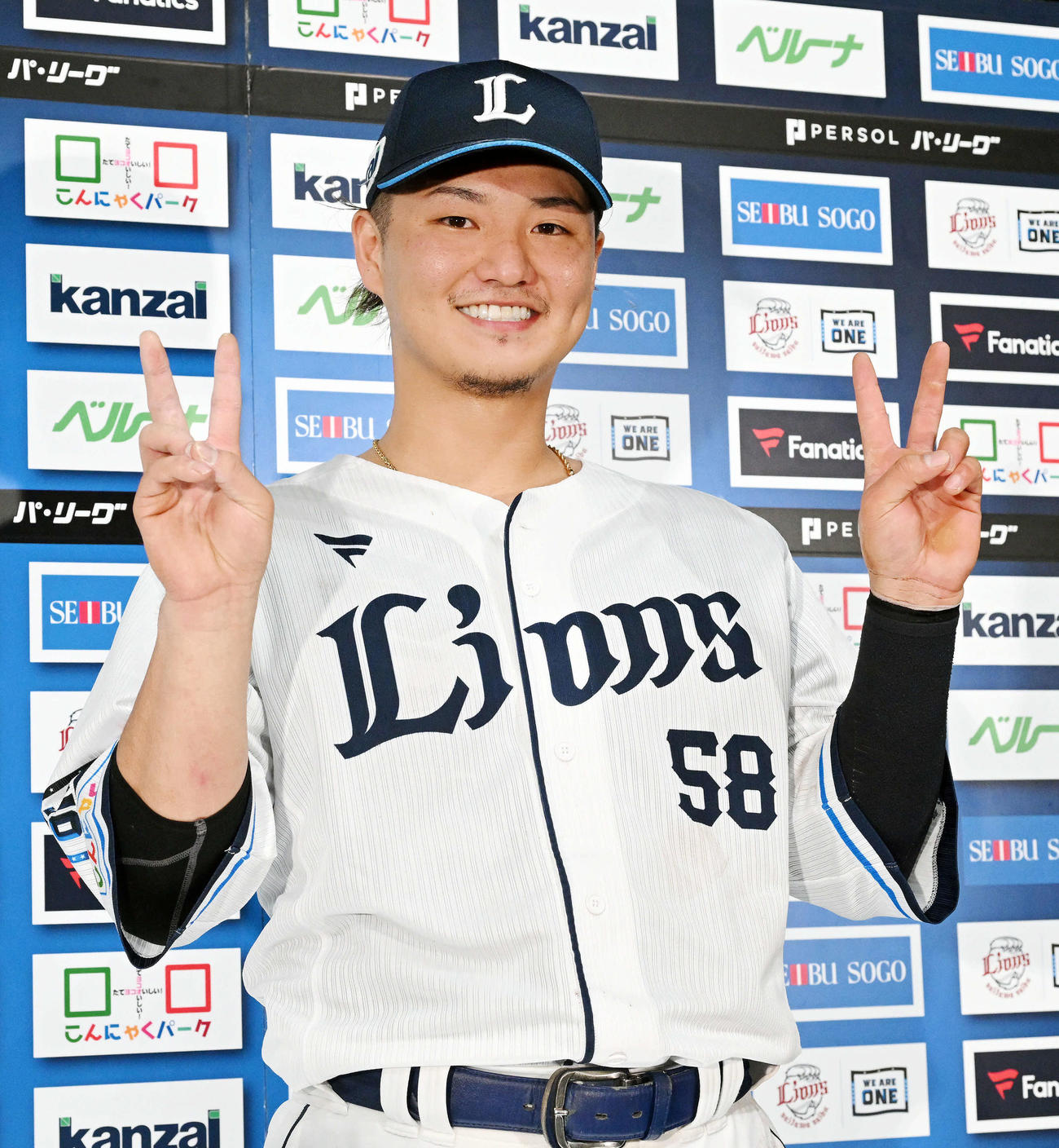 西武対楽天　ヒーローインタビューを終え笑顔の西武佐藤龍（撮影・滝沢徹郎）