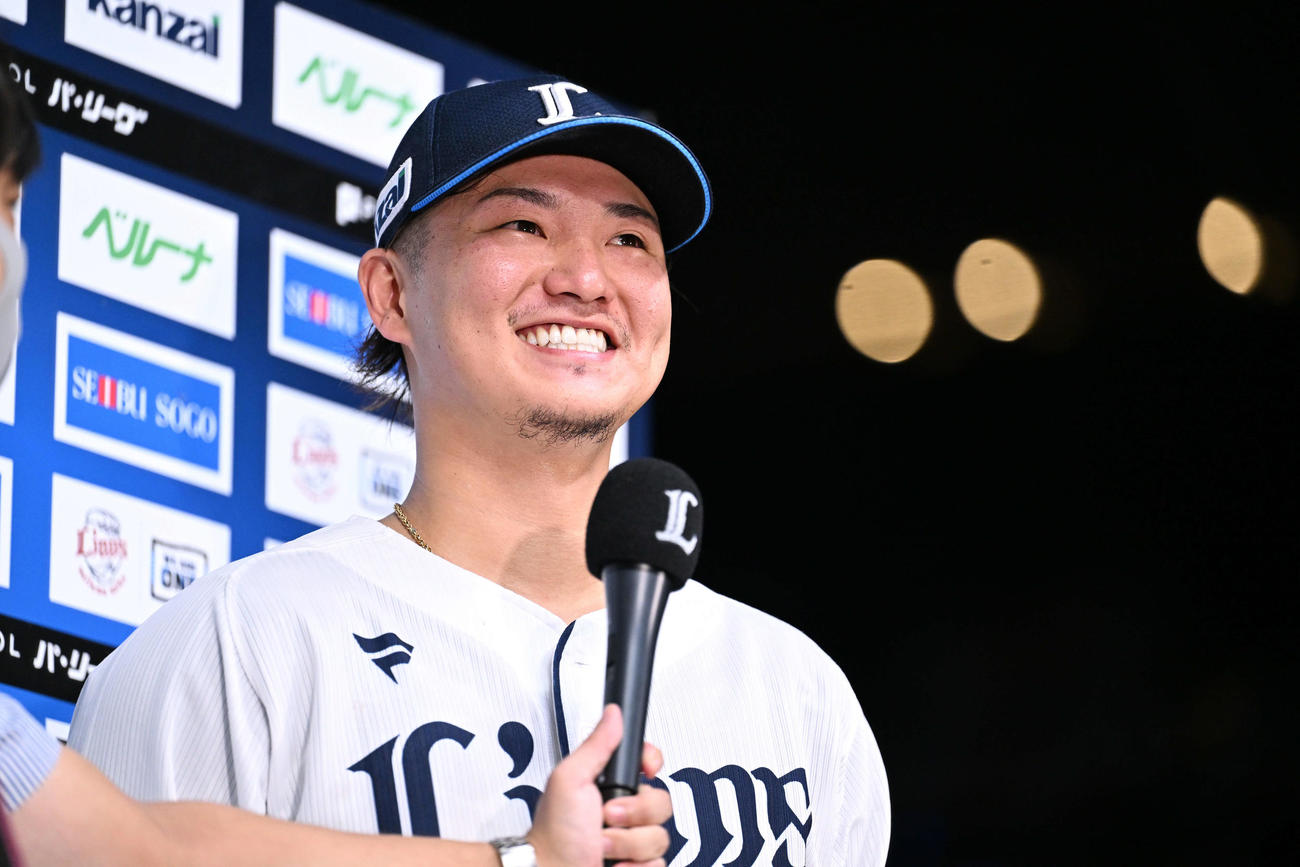 西武対楽天　笑顔でヒーローインタビューを受ける西武佐藤龍（撮影・滝沢徹郎）