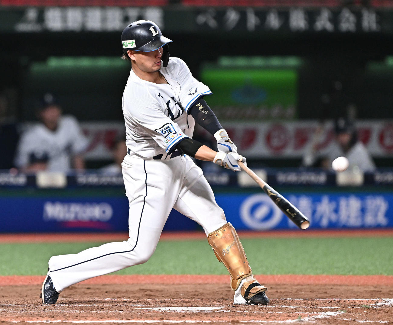 西武対楽天　8回裏西武2死二塁、佐藤龍は左翼に適時三塁打を放つ（撮影・滝沢徹郎）
