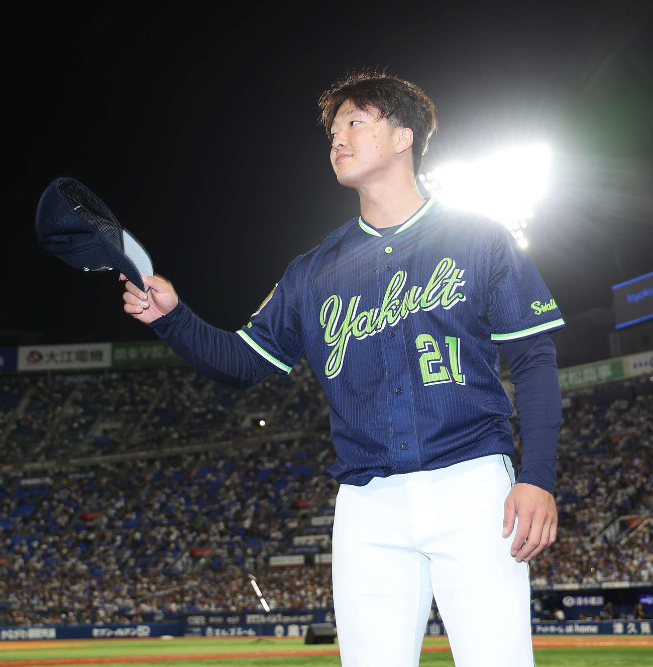 DeNA対ヤクルト　DeNAに勝利し、観客席にあいさつするヤクルト吉村（撮影・河田真司）