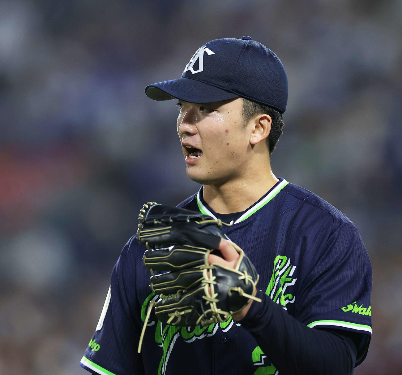 DeNA対ヤクルト　6回裏を抑え、ナインを迎える吉村（撮影・河田真司）