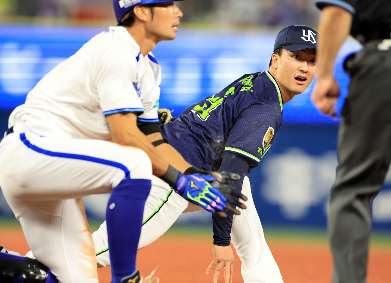 DeNA対ヤクルト　1回裏DeNA無死、大田（左）の打球で一塁カバーに入った吉村だが内野安打にする（撮影・浅見桂子）