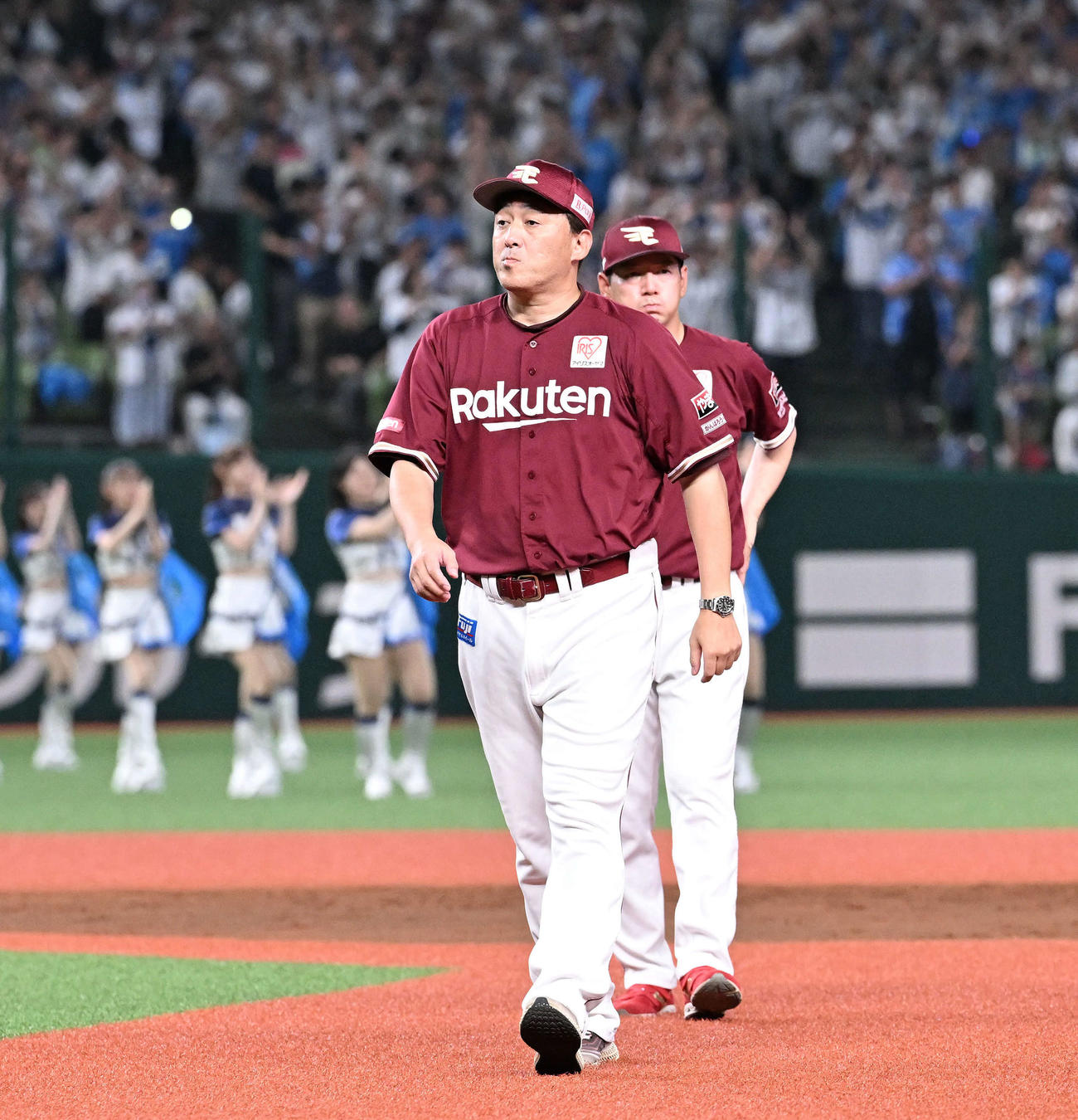 西武対楽天　ベルーナドーム最終戦を終え引き揚げる楽天石井監督（手前）（撮影・滝沢徹郎）