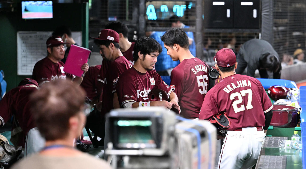 西武対楽天　試合に敗れ引き揚げる楽天の選手たち（撮影・滝沢徹郎）