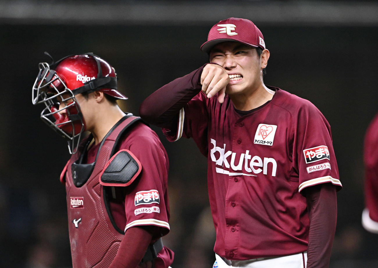 西武対楽天　8回裏、追加点を奪われた楽天2番手の渡辺翔（右）は厳しい表情で引き揚げる（撮影・滝沢徹郎）