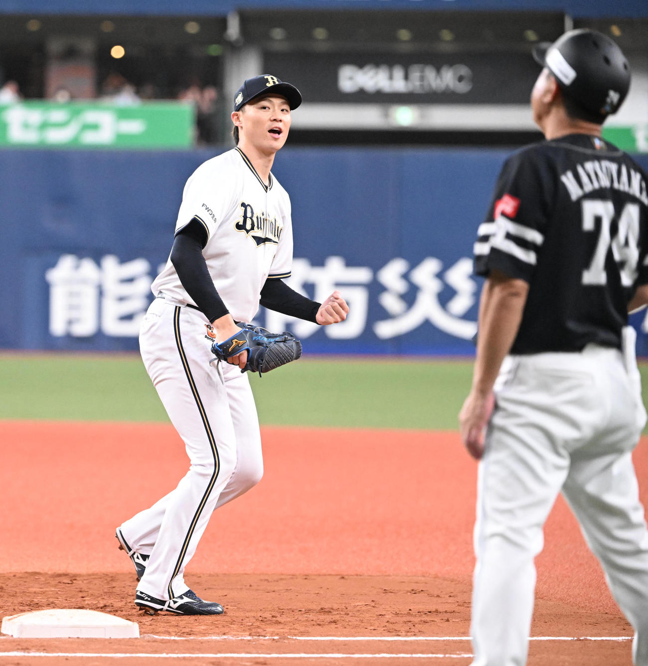 オリックス対ソフトバンク　7回表ソフトバンク無死一塁、近藤を一ゴロ併殺に打ち取りガッツポーズする山崎福（撮影・和賀正仁）