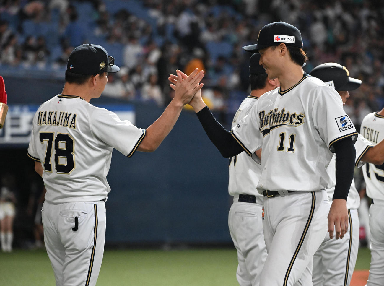 オリックス対ソフトバンク　ソフトバンクに勝利しタッチを交わすオリックス中嶋監督と山崎福（撮影・和賀正仁）