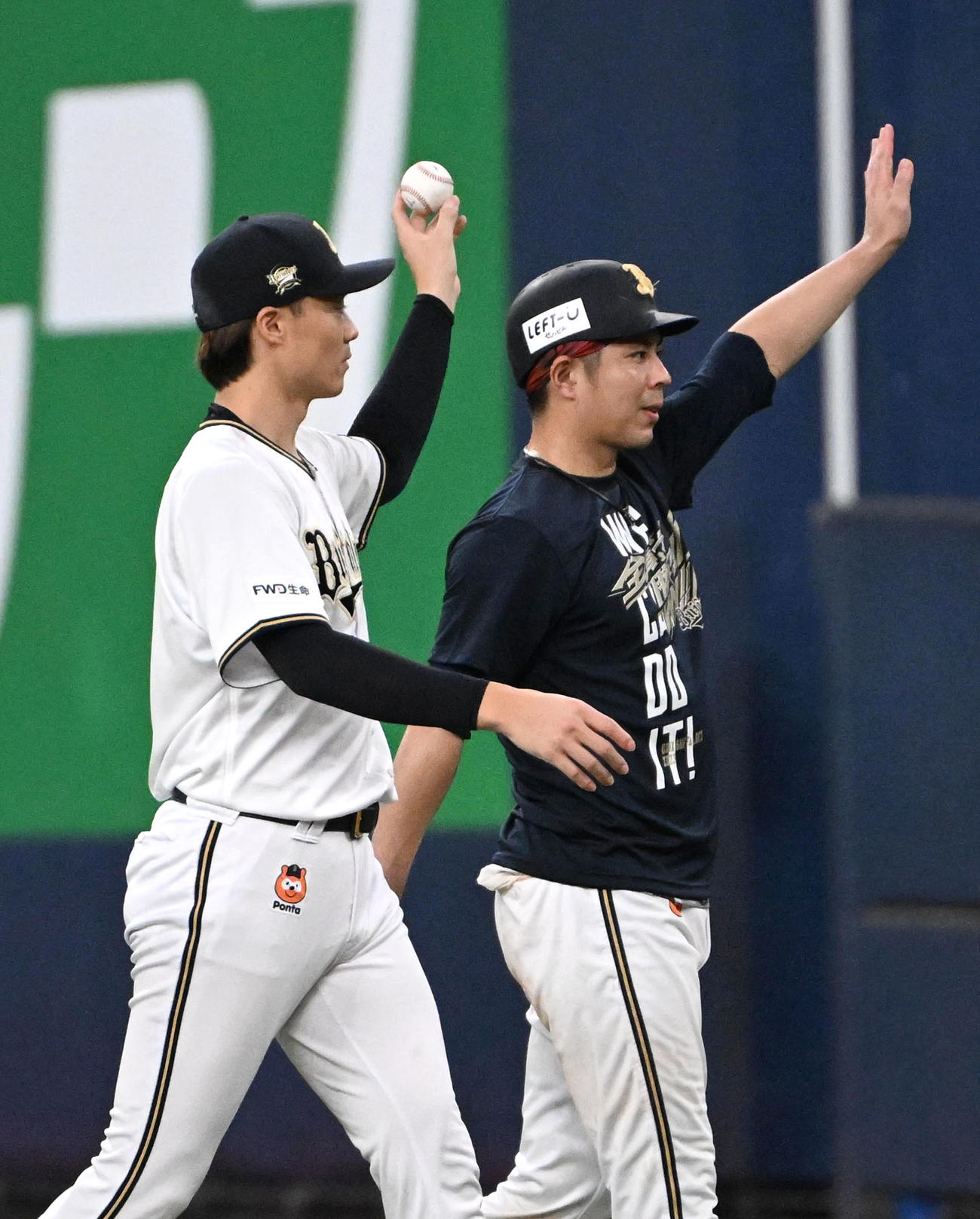 オリックス対ソフトバンク　ファンに手を振るオリックス山崎福（左）と若月（撮影・石井愛子）
