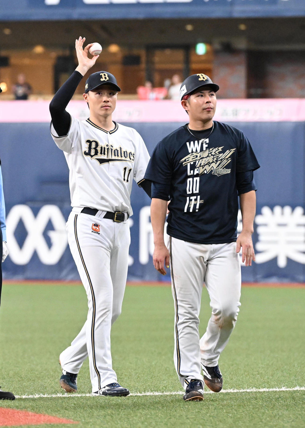 オリックス対ソフトバンク　ファンの声援を受ける10勝目の山崎福（左）と本塁打の若月（撮影・和賀正仁）