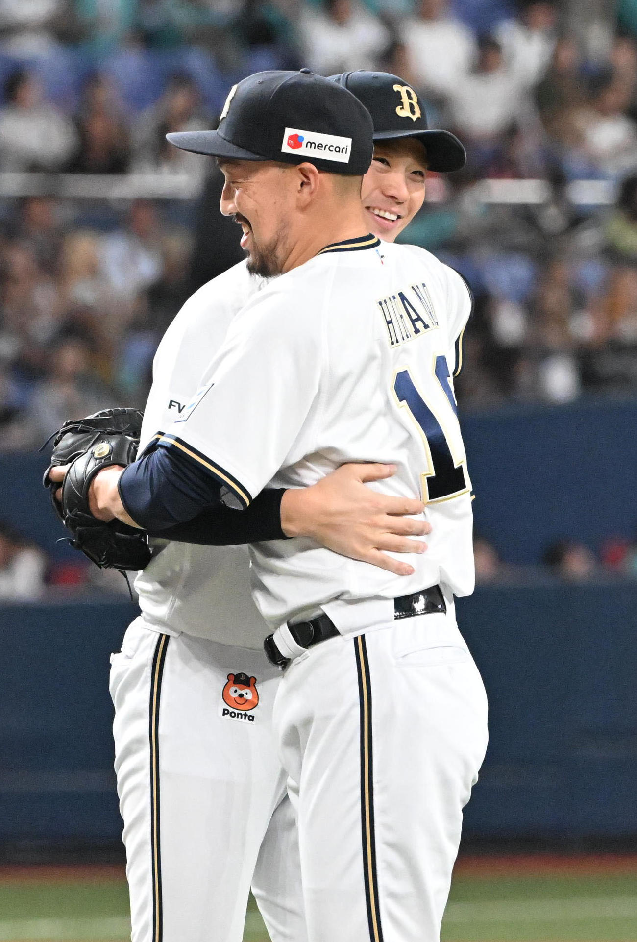 オリックス対ソフトバンク　最後を締めた平野佳（右）と抱き合う山崎福（撮影・和賀正仁）