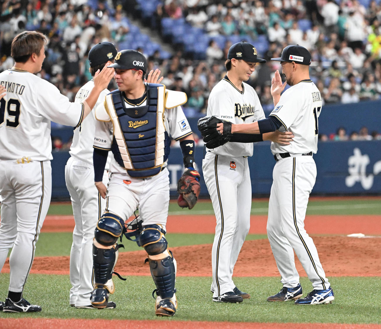 オリックス対ソフトバンク　最後を締めた平野佳（右）と抱き合う山崎福（撮影・和賀正仁）