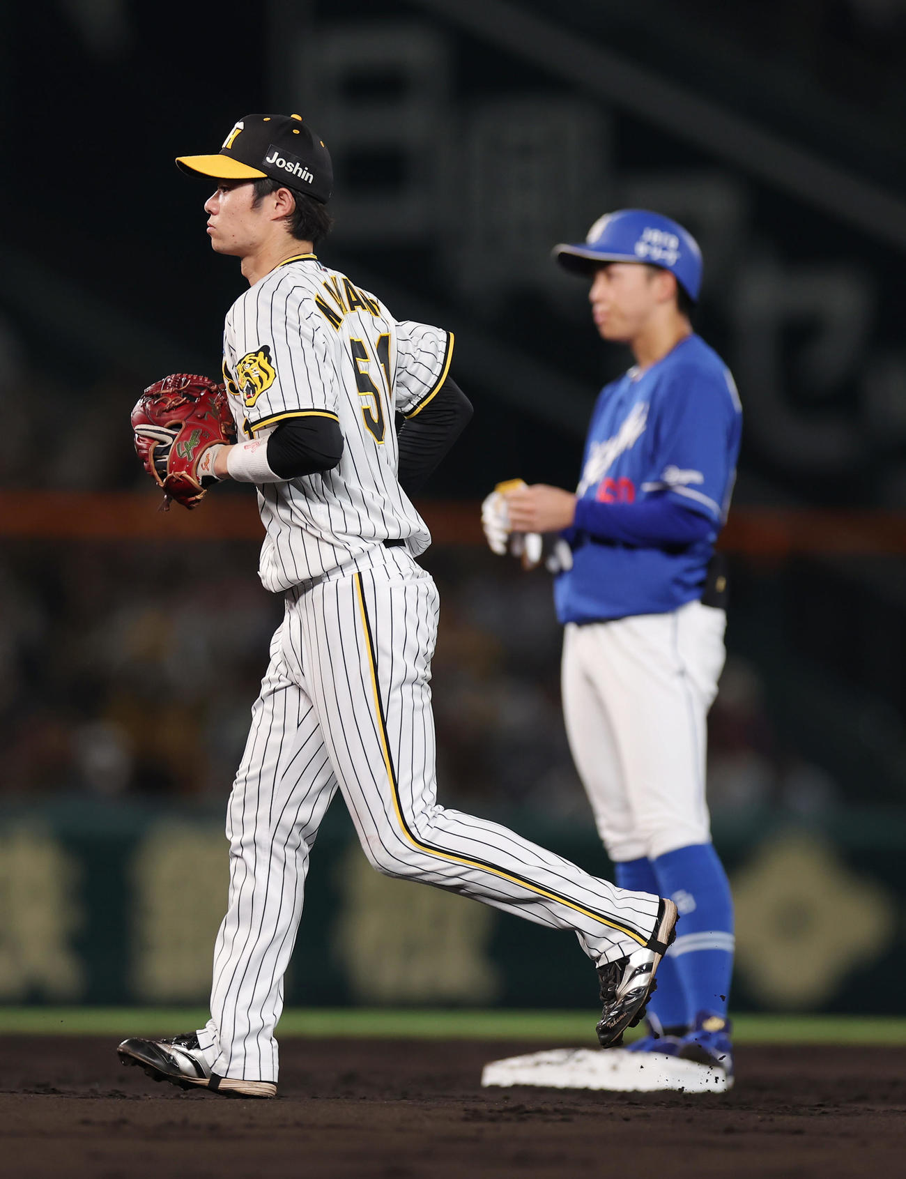 阪神対中日　2回表中日2死二塁、富田が岡林（右）に適時打を浴び、マウンドに向かう二塁手中野（撮影・前田充）