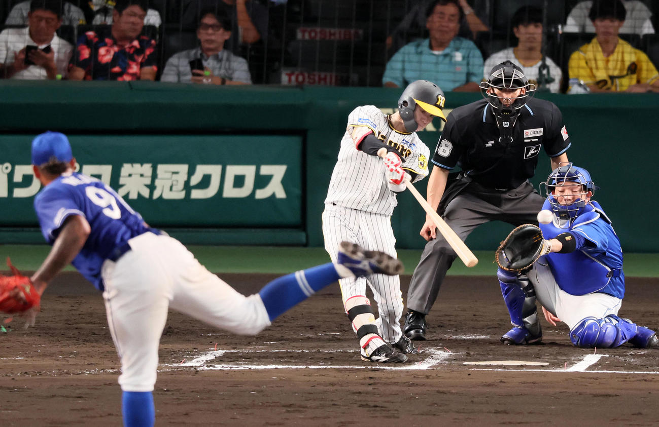阪神対中日　6回裏阪神無死、中野は左前打を放つ。投手はメヒア（撮影・加藤哉）